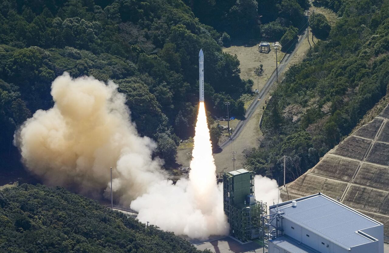 El pequeño cohete Kairos de combustible sólido de Space One de Japón despega antes de explotar, poco después del lanzamiento en la plataforma de lanzamiento de Space One en la punta de la península de Kii en la ciudad de Kushimoto, prefectura de Wakayama, Japón, el 13 de marzo de 2024