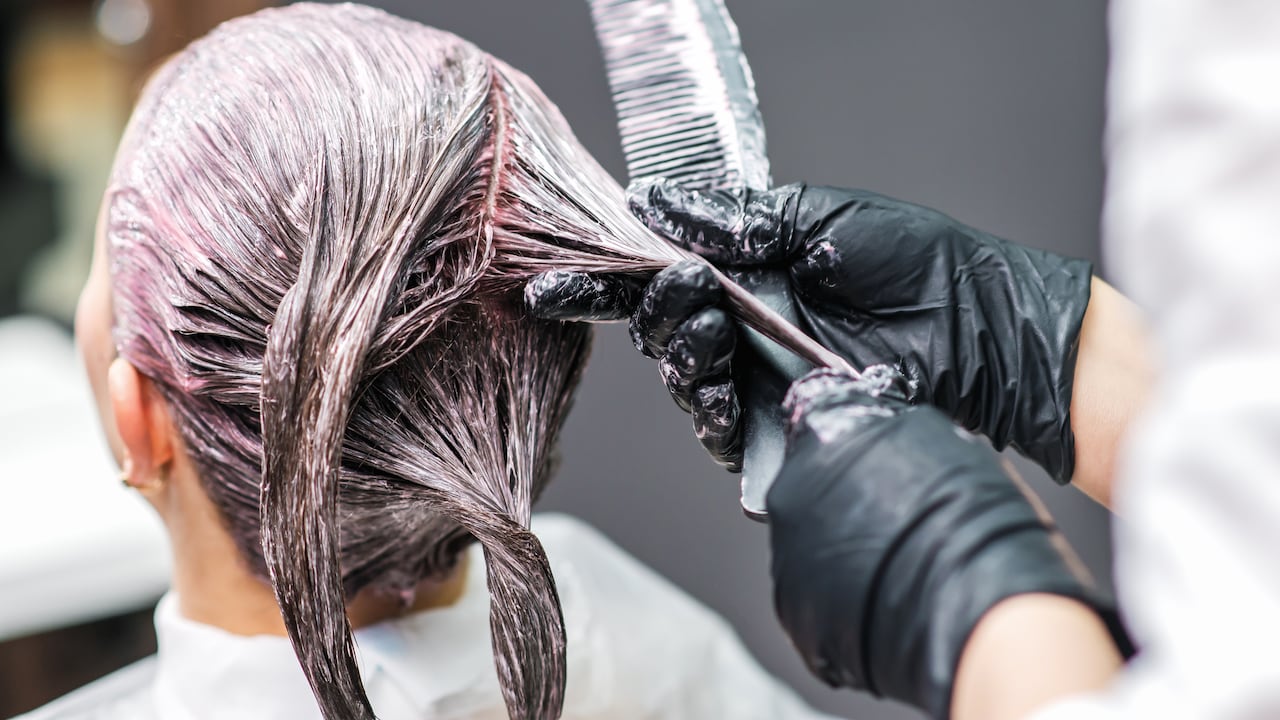 Aquellos que desean restaurar su tono natural de cabello encontrarán útiles consejos sobre cómo quitar el tinte negro en un solo día.