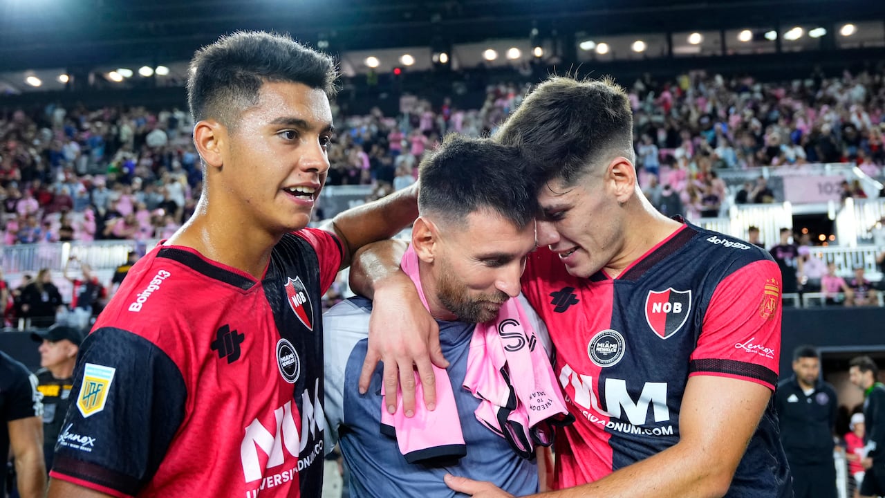 FORT LAUDERDALE, FLORIDA - FEBRUARY 15: Lionel Messi #10 of Inter Miami CF greets Esteban Fern�ndez #36 and Franco Diaz #15 of Newell's Old Boys after their friendly match at DRV PNK Stadium on February 15, 2024 in Fort Lauderdale, Florida. Newell's Old Boys and Inter Miami CF tied 1-1.   Rich Storry/Getty Images/AFP (Photo by Rich Storry / GETTY IMAGES NORTH AMERICA / Getty Images via AFP)