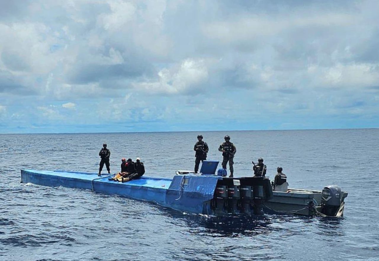 La embarcación llevaba 3 tripulantes: un colombiano y dos ecuatorianos. Todos fueron arrestados.