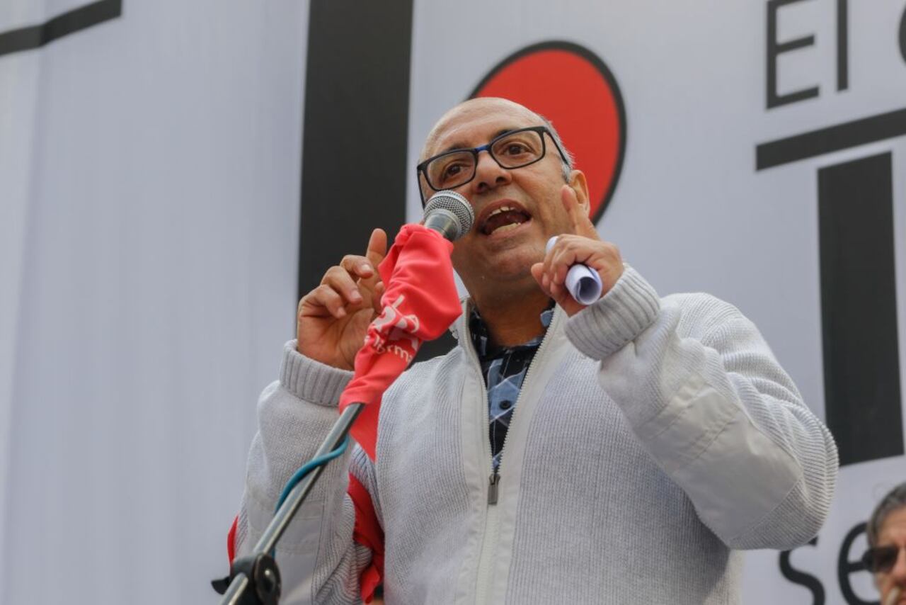 Secretario general de la central sindical PIT-CNT, Marcelo Abdala, habla en el escenario durante la huelga general en las calles de Montevideo