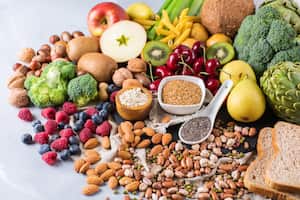 Concepto de dieta sana y equilibrada. Selección de alimentos veganos ricos en fibra. Verduras frutas semillas frijoles ingredientes para cocinar. Copiar el fondo del espacio