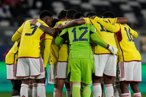 Los jugadores de Colombia se reúnen antes de un partido de fútbol de clasificación para la Copa Mundial de la FIFA 2026 contra Chile en el estadio Monumental de Santiago, Chile, el martes 12 de septiembre de 2023. (Foto AP/Esteban Félix)