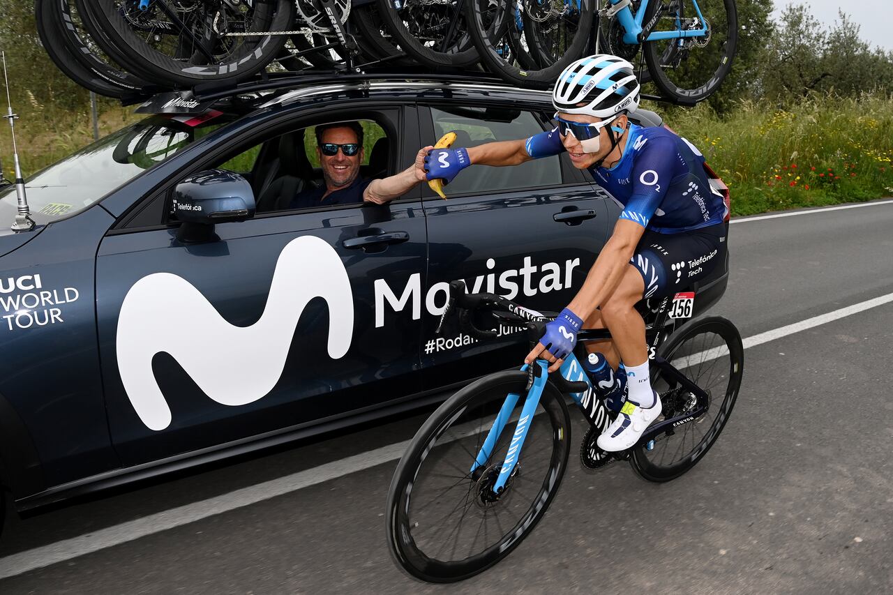MELFI, ITALY - MAY 08: Einer Augusto Rubio of Colombia and Movistar Team (R) competes in feeding area with Sports director Maximilian Sciandri (L) during the 106th Giro d'Italia 2023, Stage 3 a 213km stage from Vasto to Melfi 532m / #UCIWT / on May 08, 2023 in Melfi, Italy. (Photo by Tim de Waele/Getty Images)