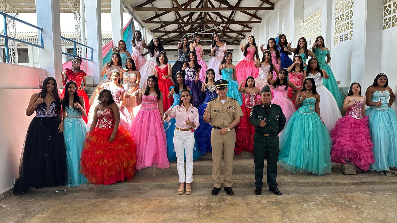El Ejército Nacional le cumplió el sueño de celebrar los quince años a 32 niñas en el Valle del Cauca.