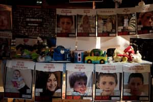 Carteles de niños tomados como rehenes por Hamas en la Franja de Gaza se exhiben con juguetes frente a Kirya, el cuartel general de las Fuerzas de Defensa de Israel antes de la liberación de rehenes prevista, en Tel Aviv, Israel, el jueves 23 de noviembre de 2023. (Foto AP/ Maya Alleruzzo)