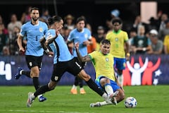 LAS VEGAS, NEVADA - JULY 06: Darwin Nu�ez of Uruguay and Bruno Guimaraes of Brazil battle for the ball during the CONMEBOL Copa America 2024 quarter-final match between Uruguay and Brazil at Allegiant Stadium on July 06, 2024 in Las Vegas, Nevada.   Candice Ward/Getty Images/AFP (Photo by Candice Ward / GETTY IMAGES NORTH AMERICA / Getty Images via AFP)