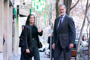 Los reyes de España reaparecen tras el escándalo de infidelidad que envuelve a Letizia Ortiz / (Photo by Carlos Alvarez/GC Images)