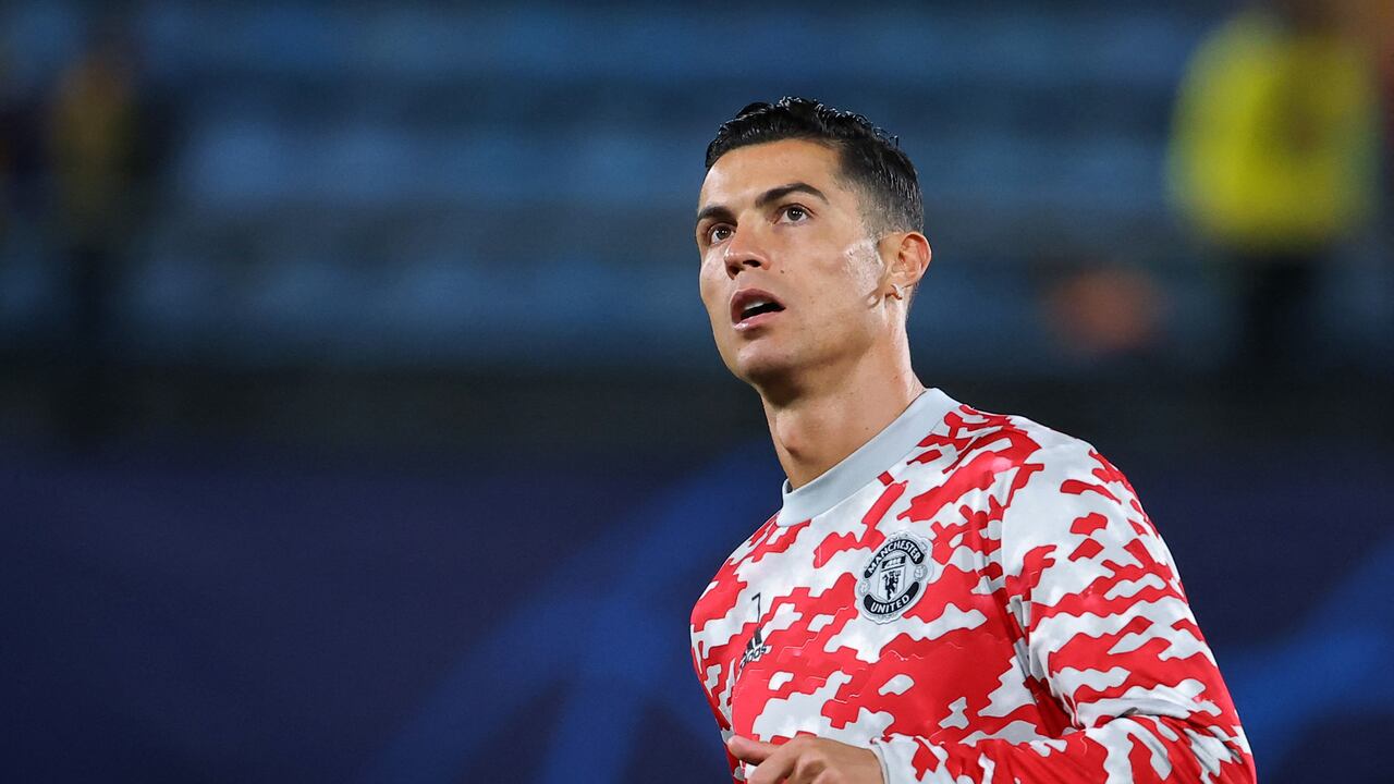 Manchester United's Portuguese forward Cristiano Ronaldo warms up prior to the UEFA Champions League Group F football match between Villarreal CF and Manchester United, at La Ceramica stadium in Vila-real on November 23, 2021. (Photo by JOSE JORDAN / AFP)