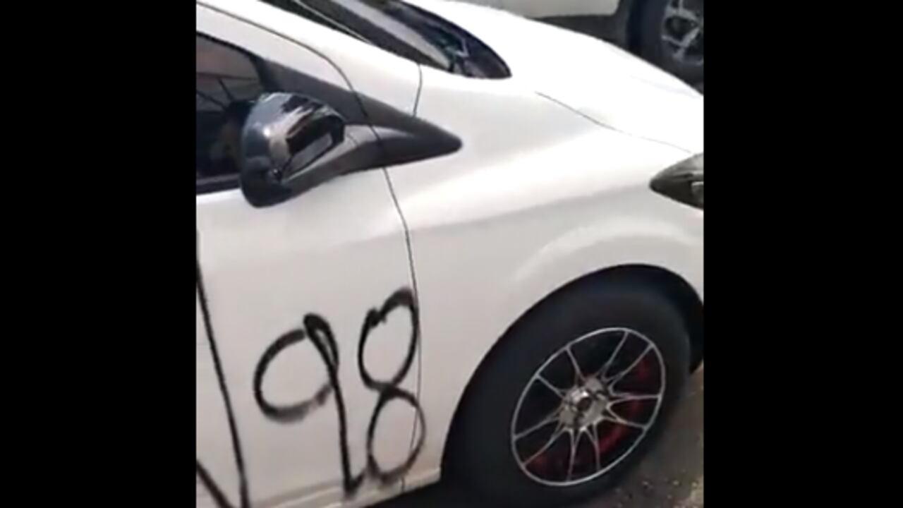 Carro vandalizado
