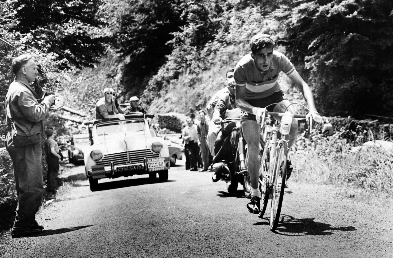 El ciclista Federico Bahamontes durante la etapa 15 del Tour de Francia en 1958.