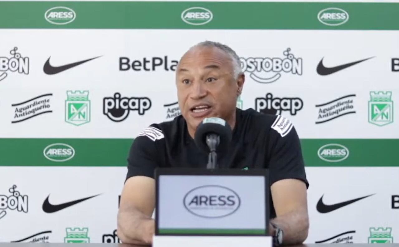 William Amaral en rueda de prensa con Atlético Nacional.