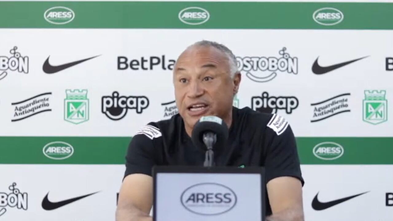 William Amaral en rueda de prensa con Atlético Nacional.