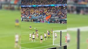 El momento en que Manuela Vanegas impacta de cabeza el gol de Colombia sobre el minuto 96