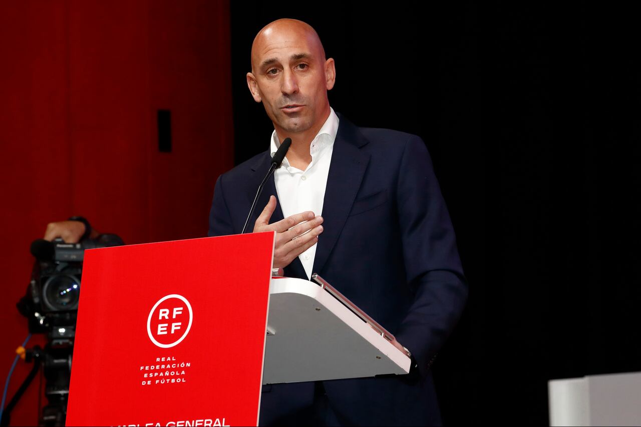 Luis Rubiales sigue en medio de la polémica y ahora la Fiscalía española adelanta una investigación preliminar por "presunto delito de agresión sexual"