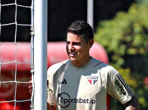 James Rodríguez sigue entrenando con Sao Paulo.