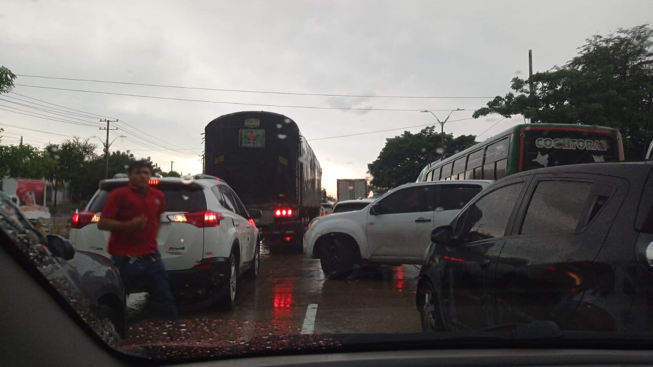 Trancones tras batallas campales bajo la lluvia en Barranquilla.