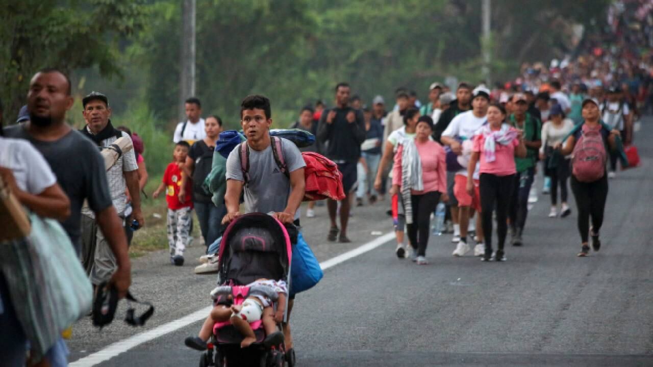 Caravana de migrantes se dirige a Ciudad de México para acelerar ruta legal a EE.UU.