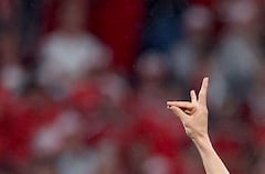 El defensor de Turquía # 03 Merih Demiral hace un gesto controvertido con la mano mientras celebra marcar el segundo gol de su equipo durante el partido de fútbol de octavos de final de la UEFA Euro 2024 entre Austria y Turquía en el estadio de Leipzig en Leipzig el 2 de julio de 2024. Dijo la UEFA el 3 de julio (Foto de Ronny HARTMANN / AFP)
