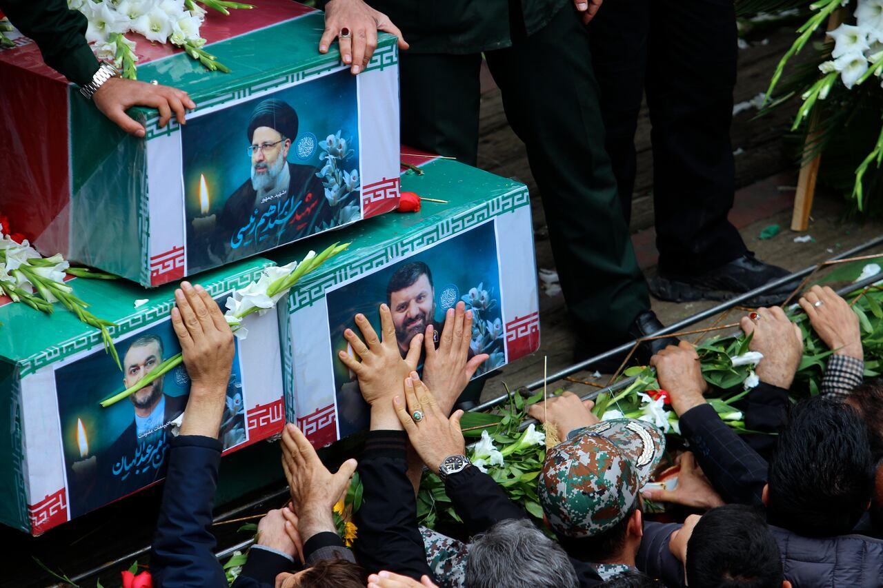 Raisi, de 63 años, estaba considerado como un posible sucesor del líder supremo de Irán, Jamenei, de 85 años. Su muerte abría un interrogante sobre esa sucesión, en especial porque no había un religioso heredero aparente a la presidencia antes de las elecciones del 28 de junio.