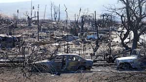 Se muestran casas y autos destruidos, el domingo 13 de agosto de 2023, en Lahaina, Hawái. Los funcionarios de Hawái instan a los turistas a evitar viajar a Maui, ya que muchos hoteles se preparan para albergar a los evacuados y socorristas en la isla donde un incendio forestal demolió una ciudad histórica y mató a decenas.