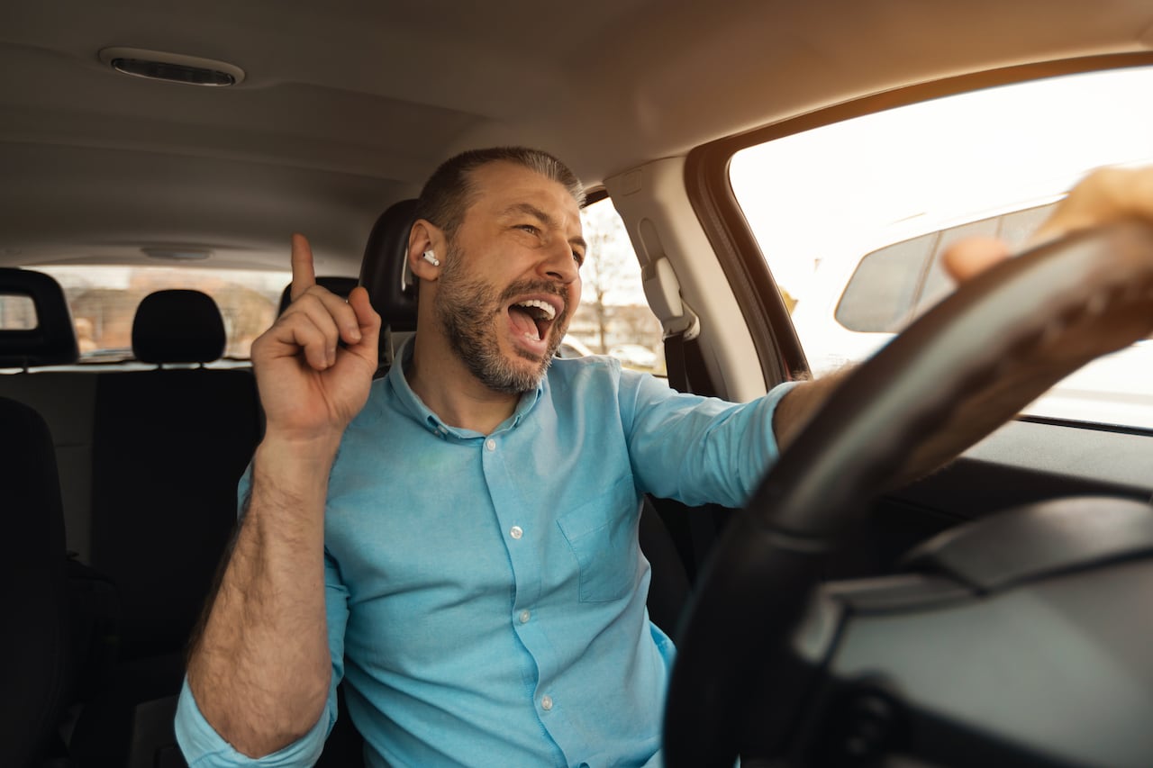 La ruda, una planta venerada por siglos, está siendo empleada con el propósito de proteger los automóviles de influencias negativas, revelando un nuevo enfoque para la limpieza energética.