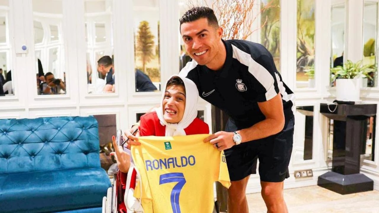 Cristiano Ronaldo junto a la artista Fatemeh Hamami.