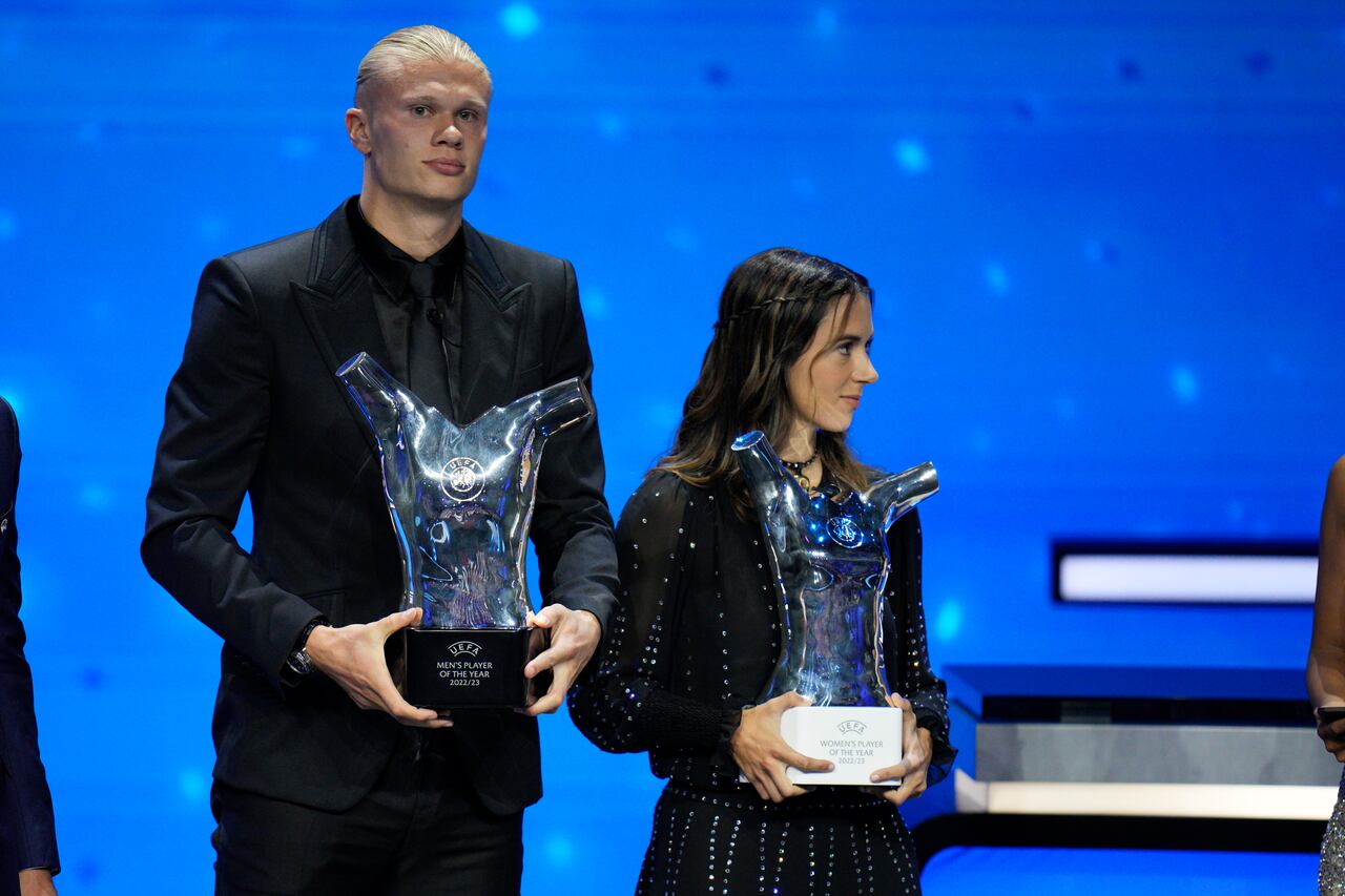 Spain's Aitana Bonmati, right, holds the UEFA Women's Player of the Year award as Norwegian's Erling Haaland holds the UEFA Men's Player of the Year award after the 2023/24 UEFA Champions League group stage draw at the Grimaldi Forum in Monaco, Thursday, Aug. 31, 2013. (AP Photo/Daniel Cole)