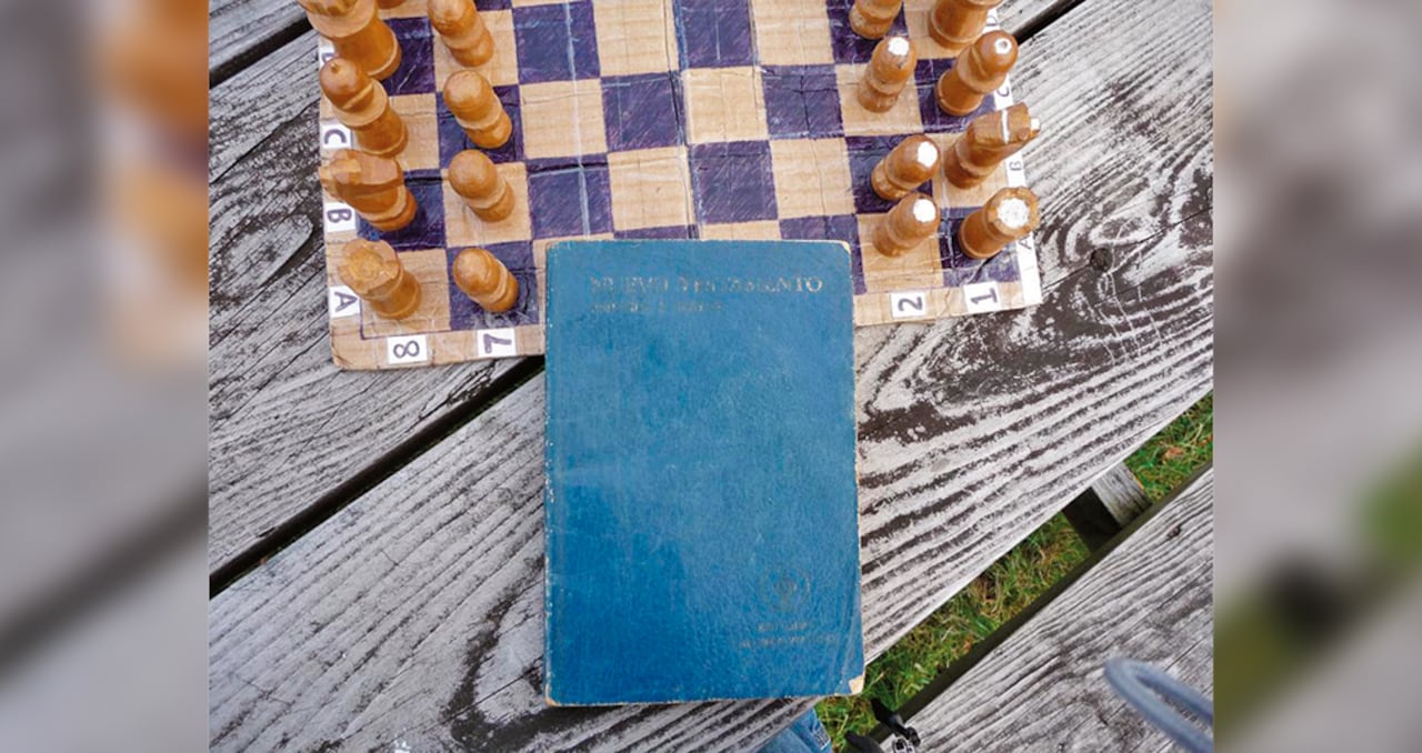  Estos son el ajedrez, el radio y la Biblia que Gonsalves conserva de su secuestro.