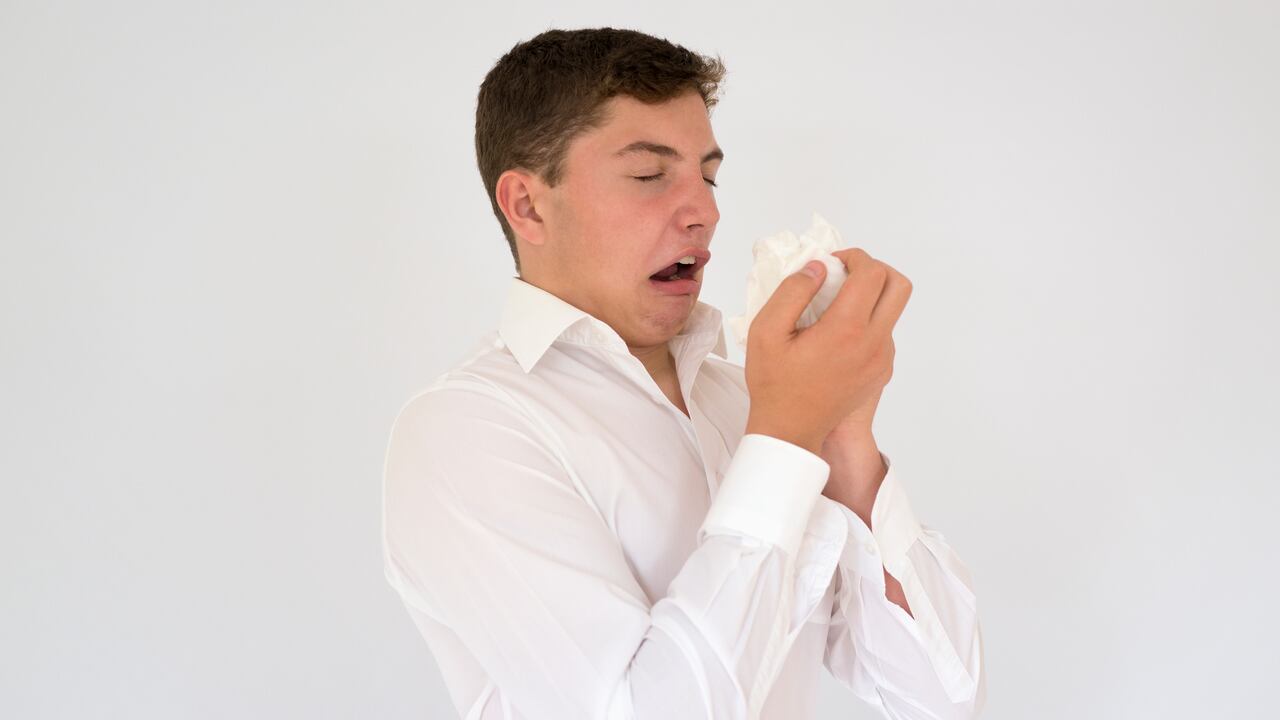 Impedir un estornudar puede tener efecto sobre los ojos, la nariz o los tímpanos.