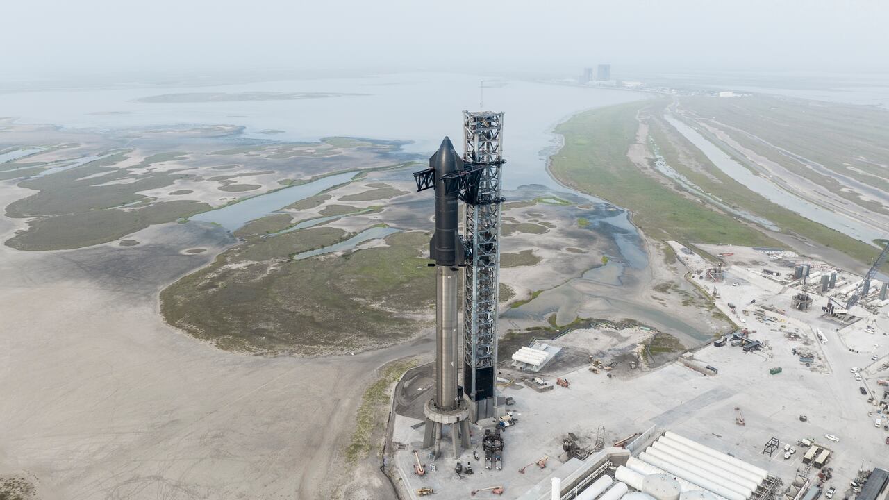 El equipo también ha construido la torre de lanzamiento y captura de cohetes más alta del mundo. Con 146 metros, la torre de lanzamiento y captura está diseñada para apoyar la integración, el lanzamiento y la captura del vehículo del propulsor de cohetes Super Heavy.