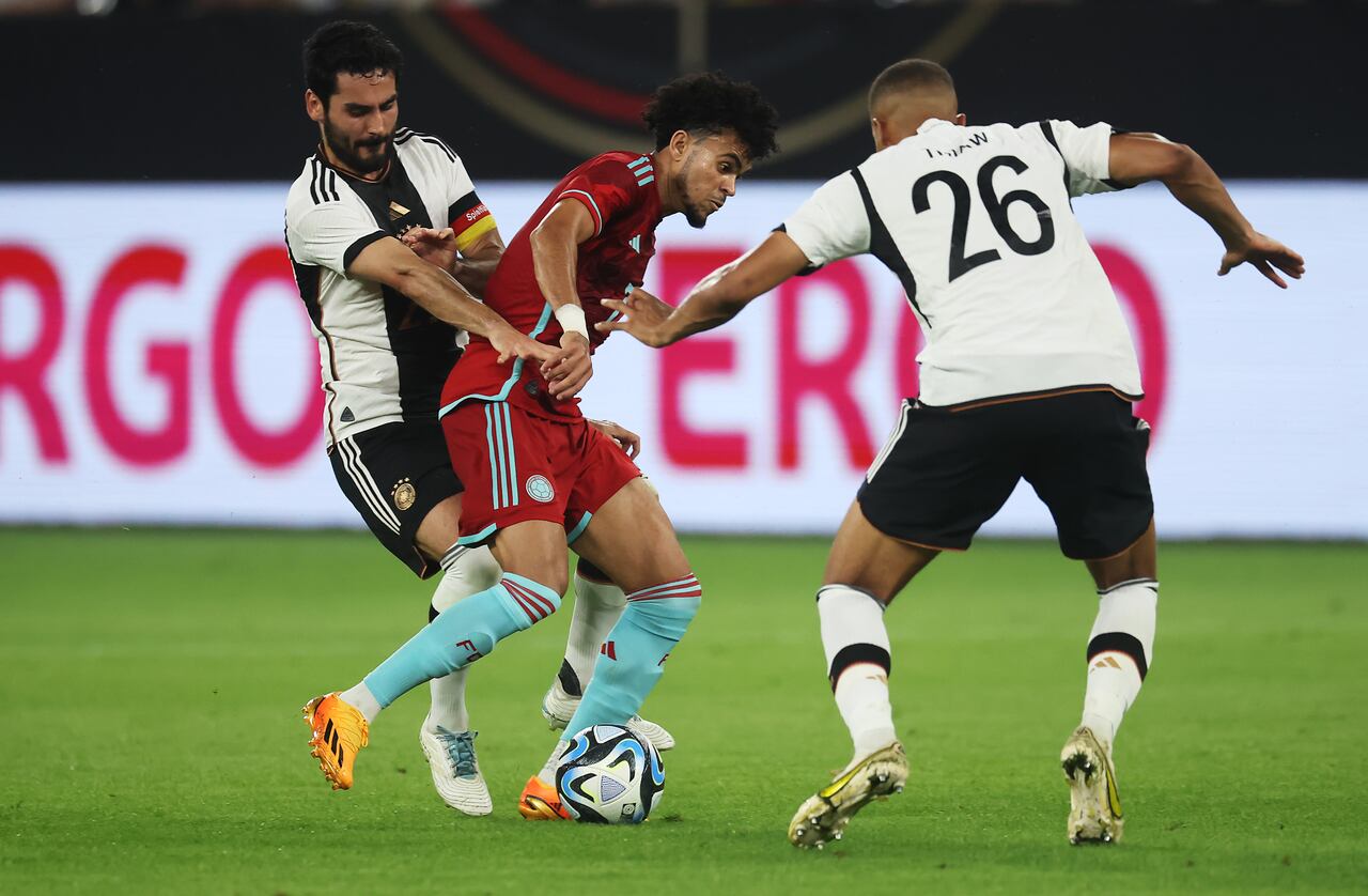 Alemania vs Colombia - Luis Díaz luchando un balón con Gundogan.