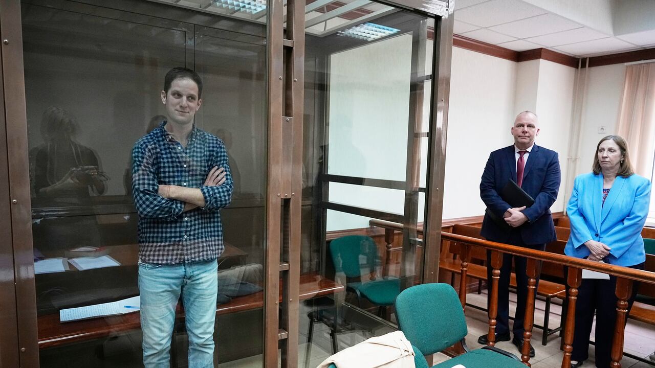 El reportero del Wall Street Journal, Evan Gershkovich, se encuentra en una jaula de vidrio en una sala del tribunal de la ciudad de Moscú, La embajadora de Estados Unidos en Rusia, Lynne Tracy, se encuentra a la derecha.