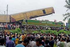 Los espectadores observan mientras los rescatistas trabajan después de que un tren de carga chocó contra Kanchanjunga Express, un tren de pasajeros, cerca de la estación New Jalpaiguri, estado de Bengala Occidental, India, el lunes 17 de junio de 2024. (Foto AP/Diptendu Dutta)