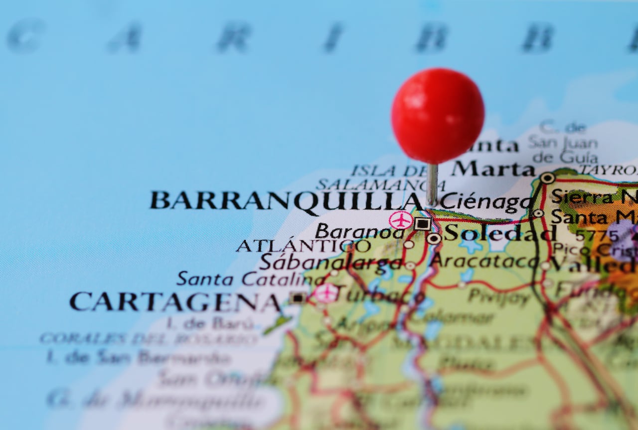 Foto de chincheta en el mapa de Barranquilla, Colombia. Ciudad de Cartagena en un enfoque más suave también visible en el mapa.