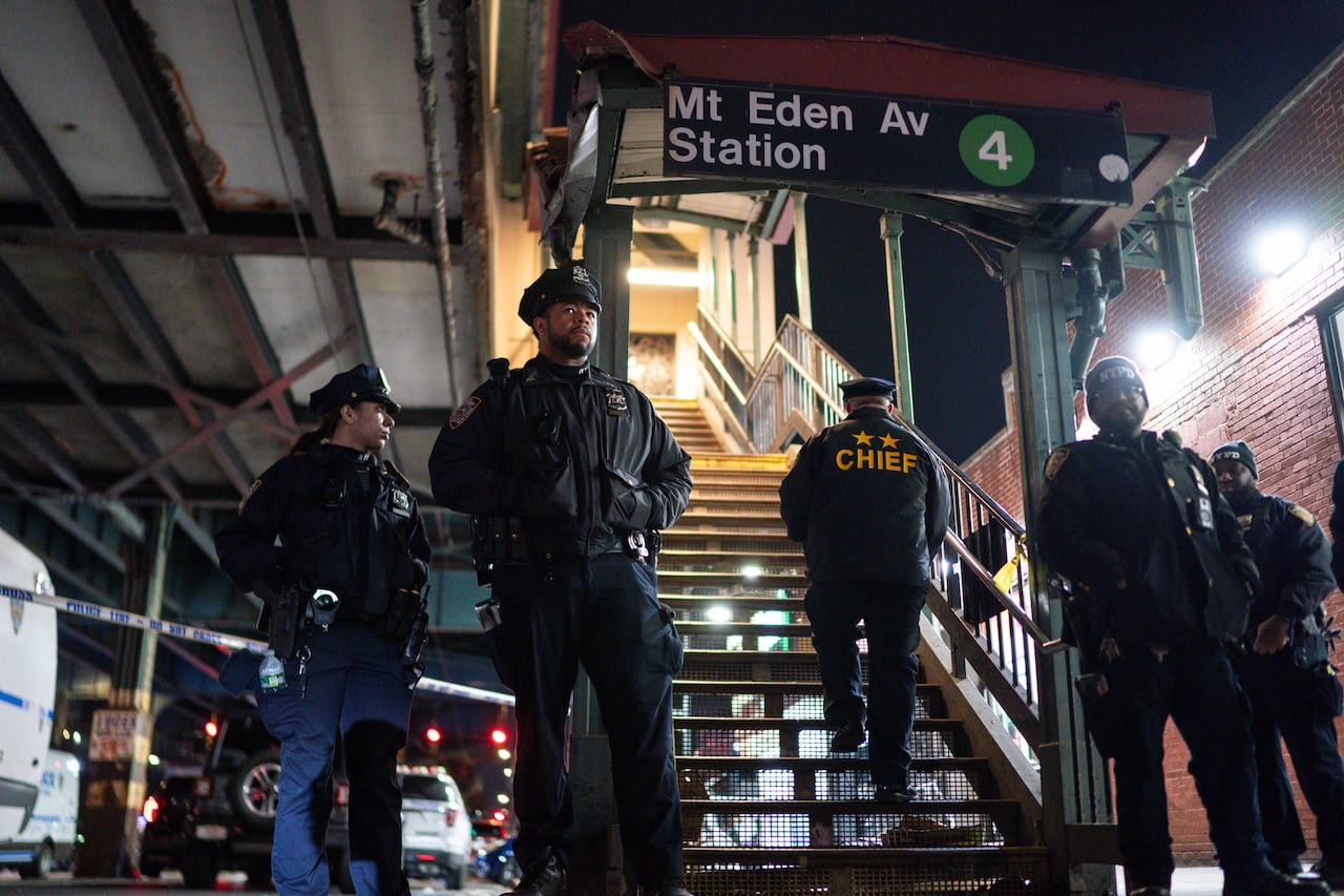 Agentes de la policía de la ciudad de Nueva York resguardan el lugar donde ocurrió un tiroteo en la estación del metro Mount Eden, el lunes 12 de febrero de 2024, en el distrito del Bronx, Nueva York.