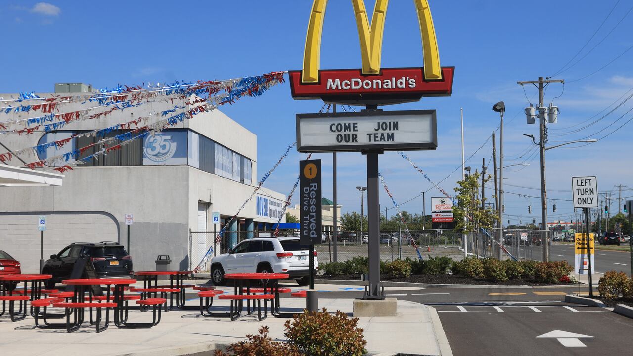 Un juez federal permitió que procediera una demanda por discriminación contra McDonald's (Photo by BRUCE BENNETT / GETTY IMAGES NORTH AMERICA / Getty Images via AFP)