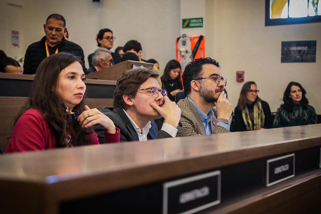 Secretarios de Hacienda, Ana María Cadena; de Gobierno, Gustavo Quintero; y de Planeación, Miguel Silva, en la discusión del Plan de Desarrollo
