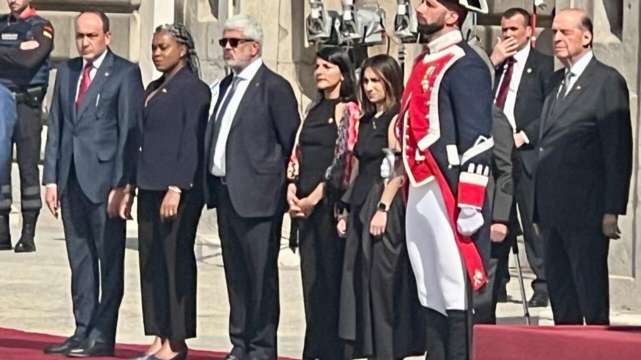 La ministra Irene Vélez llamó la atención por llegar en tenis a la gala con los reyes de España.