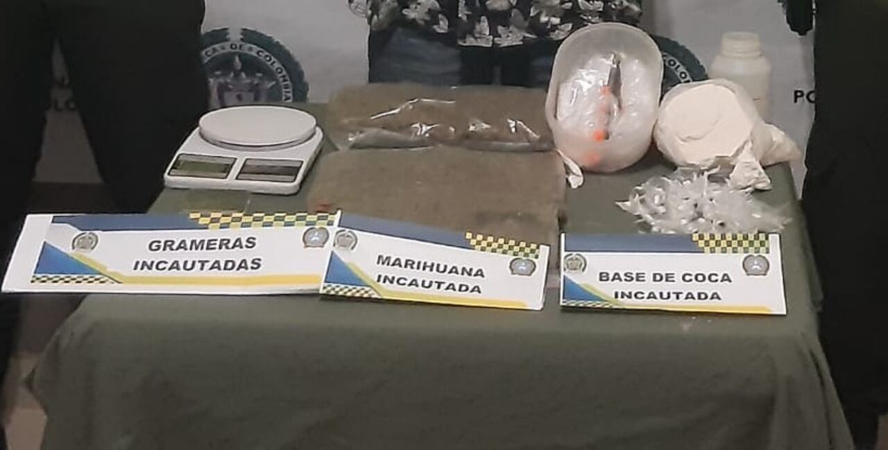 Elementos incautados en el operativo contra el señalado delincuente, entre ellos droga