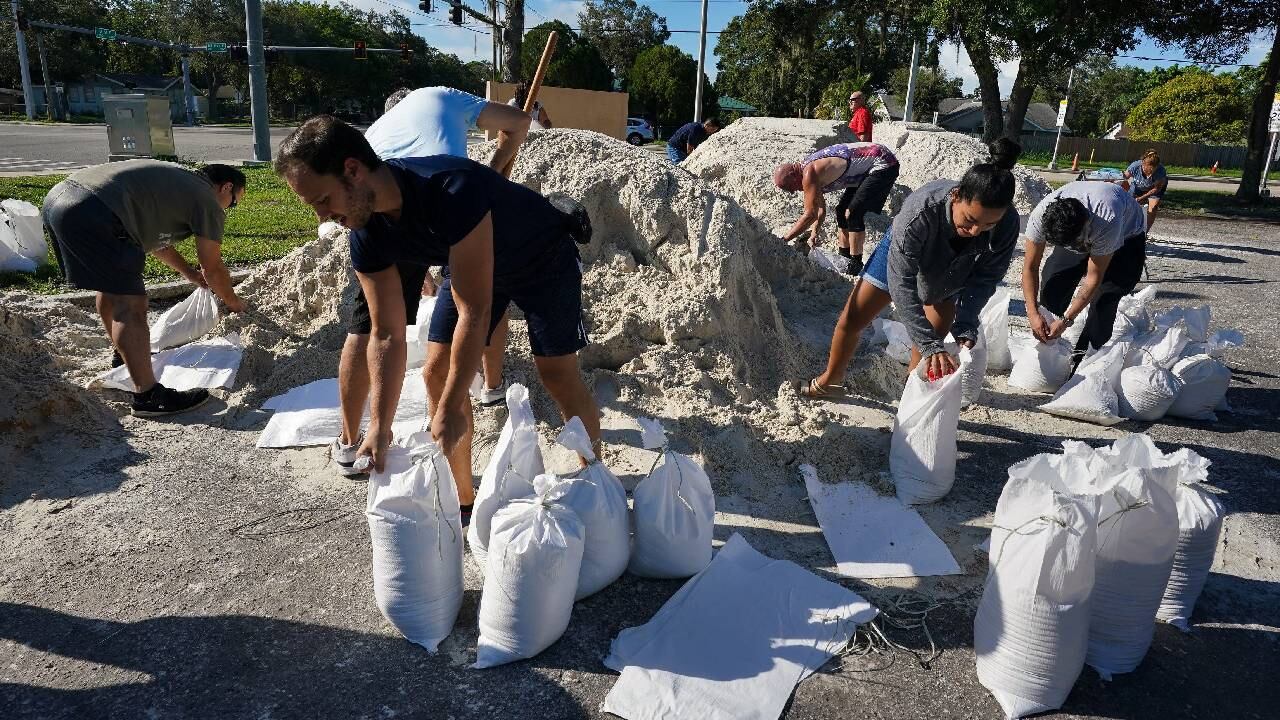 Residentes en Florida llenan sacos de arena en preparación para la tormenta tropical Idalia.