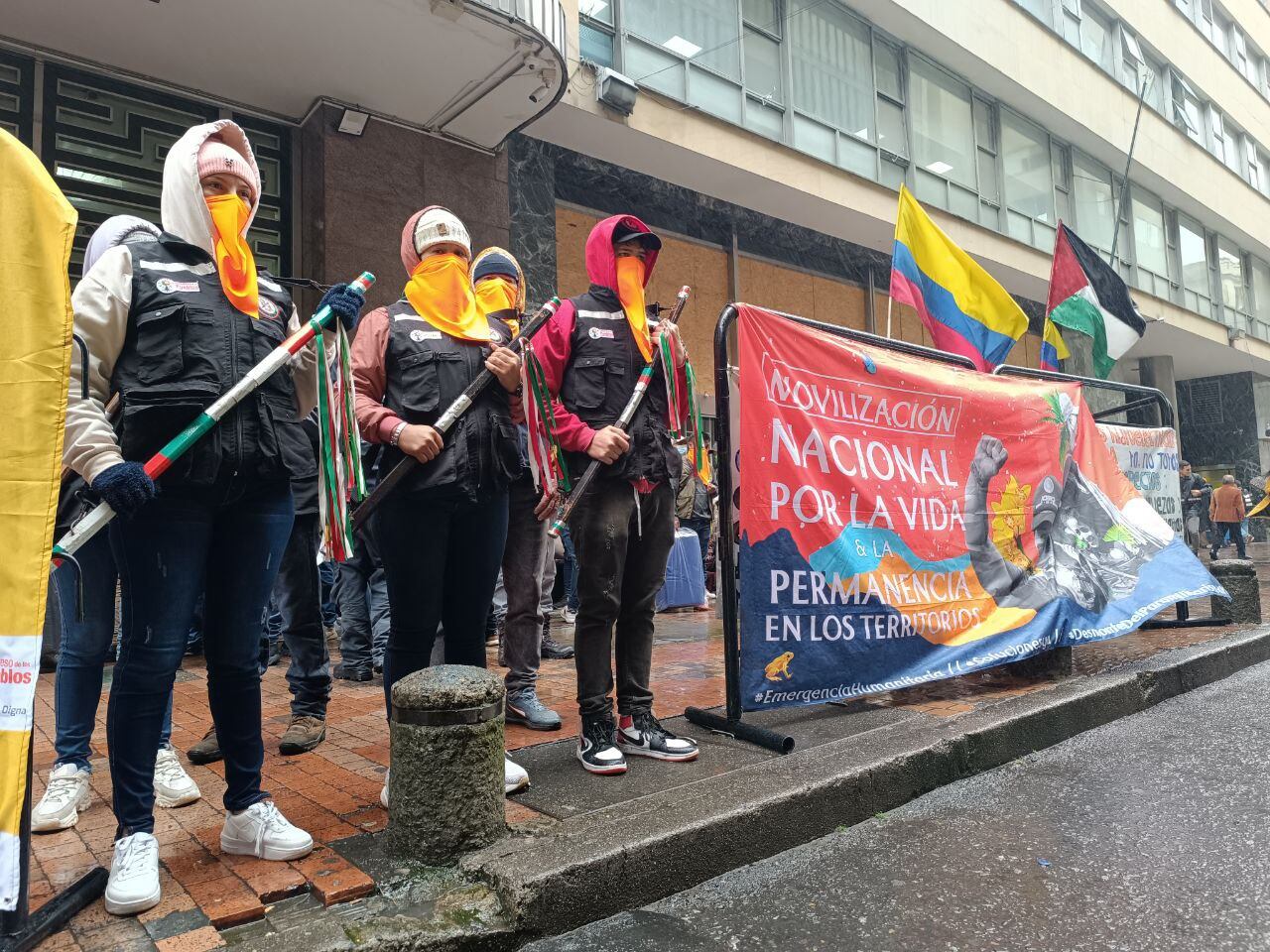 Indígenas se tomaron el ingreso al Ministerio del Interior en Bogotá