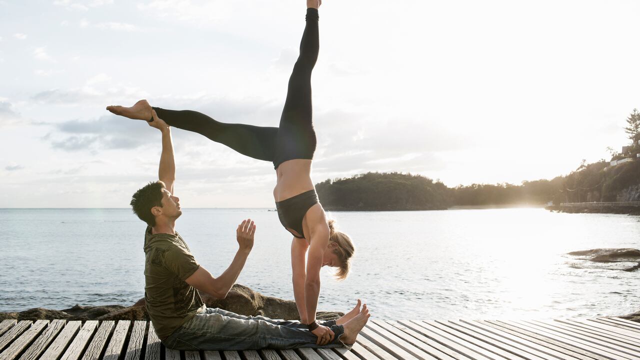 Practicar yoga con tu pareja puede fortalecer tus relaciones