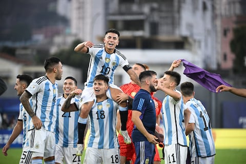Los jugadores argentinos celebran tras derrotar a Brasil y clasificarse para los Juegos Olímpicos de París 2024 durante el partido de fútbol del Torneo Preolímpico CONMEBOL Venezuela 2024 entre Brasil y Argentina en el estadio Brígido Iriarte de Caracas.