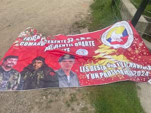 La pancarta de las FARC encontrada a las afueras de Bogotá.