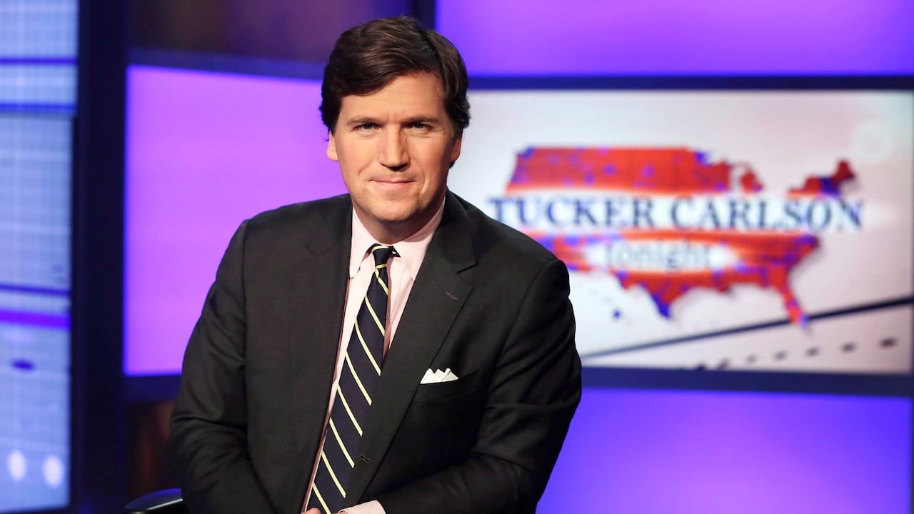 Tucker Carlson se irá de Fox News