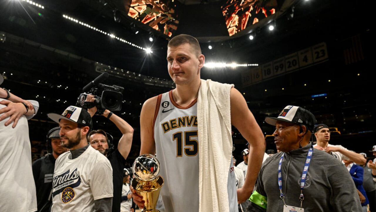 Nikola Jokic con el premio de MVP de las finales de la NBA.