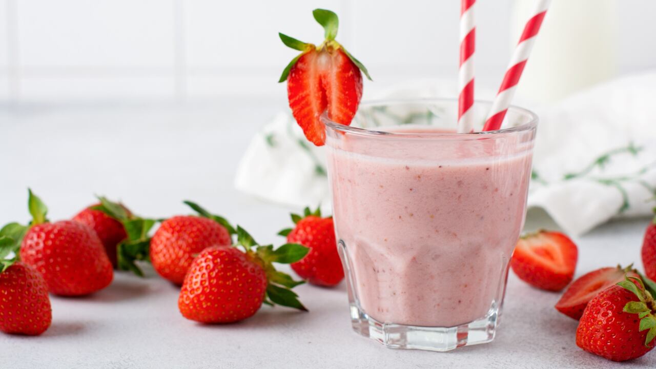 Las fresas son ricas en fibra, antioxidantes, vitaminas y minerales, lo que ayuda a mantener un intestino saludable. Los antioxidantes ayudan en la absorción de nutrientes clave, además de las proteínas y el hierro.