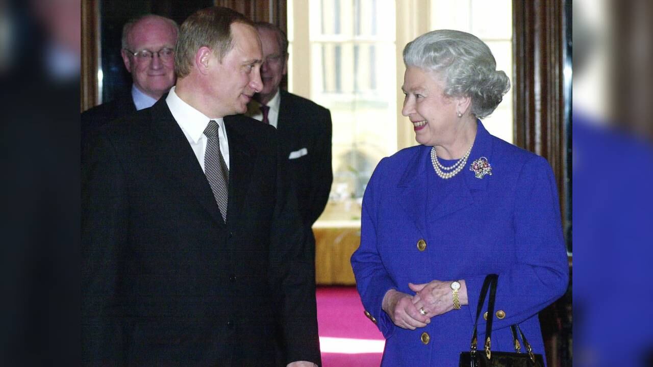 En esta foto de archivo del lunes 17 de abril de 2000, la reina Isabel II de Gran Bretaña, a la derecha, habla con el presidente ruso Vladimir Putin, antes de una audiencia privada en el castillo de Windsor, en su primera visita a Occidente como presidente ruso, en Windsor, Inglaterra. Foto: Fiona Hanson. Archivo AP.