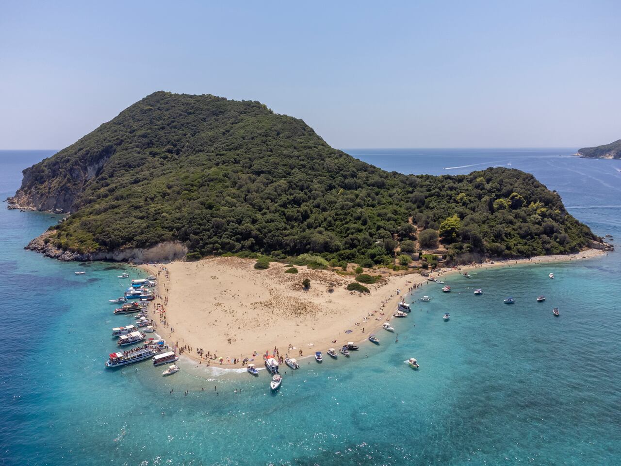 La isla de Marathonisi o Turtle Island en Laganas Bay el 10 de agosto de 2022 en Zakinthos, Grecia.